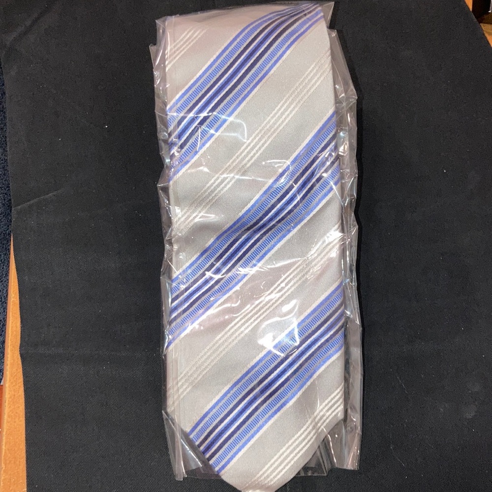 Men’s NWT tie Gray, white, blue. Tasso Elba.